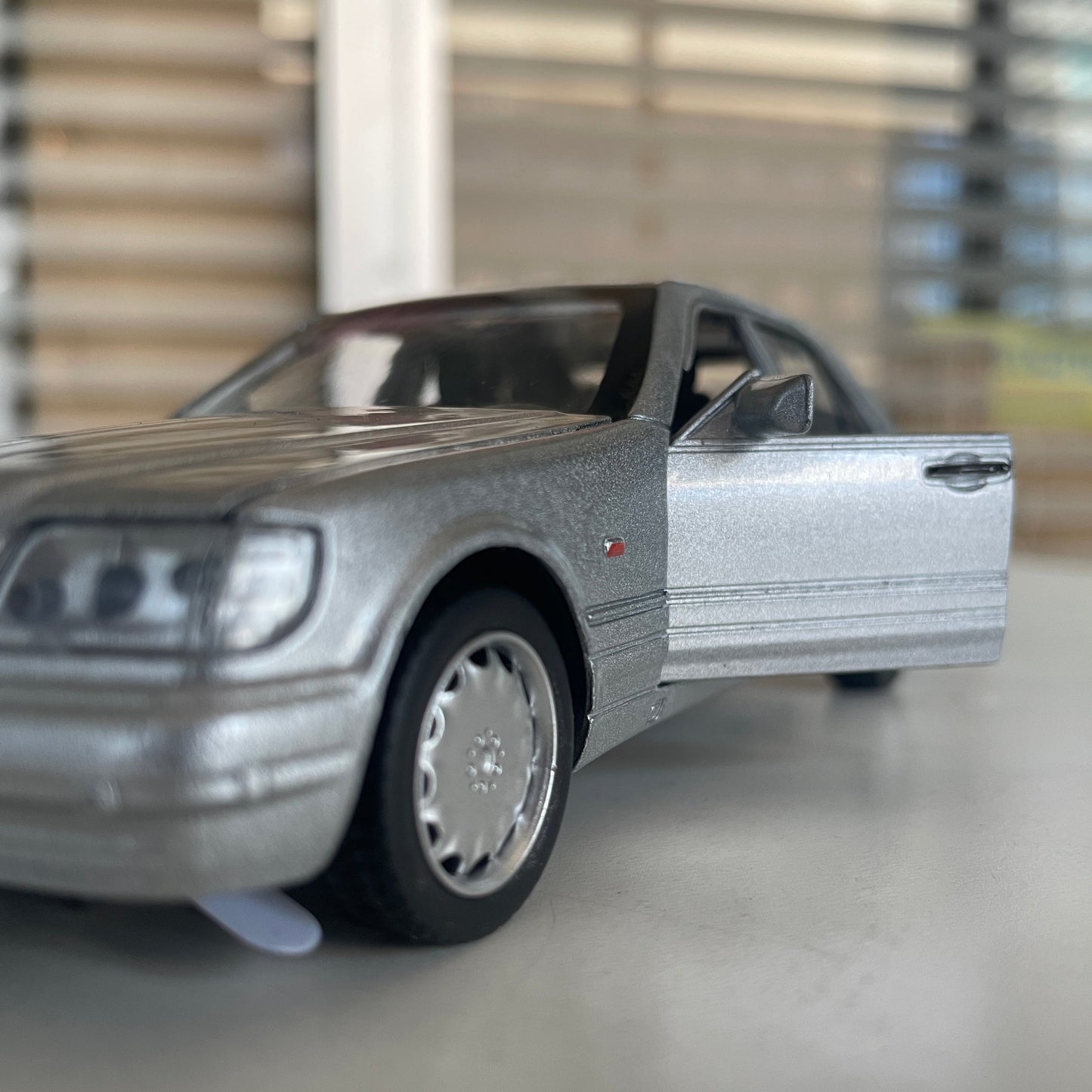 Modèle réduit Mercedes Benz S w140 (1:32)