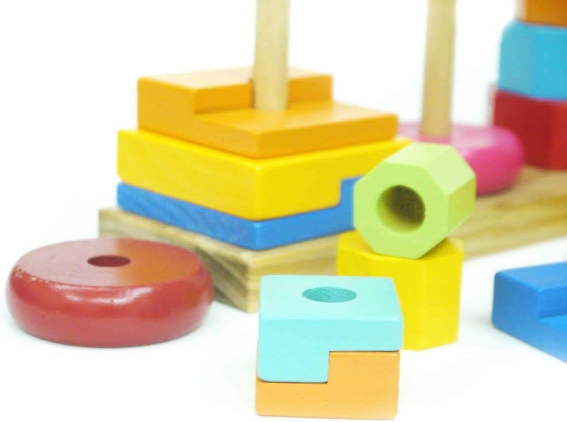 Grande pyramide d’anneaux avec trois colonnes en bois