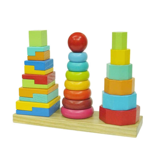 Grande pyramide d’anneaux avec trois colonnes en bois