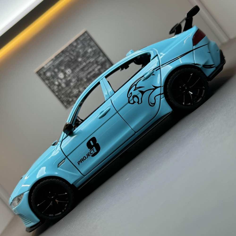 Modèle réduit Jaguar XE SV Project 8  – Échelle 1:18