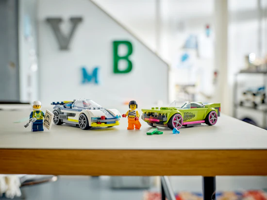 La course-poursuite entre la voiture de police et la super voiture - LEGO® City